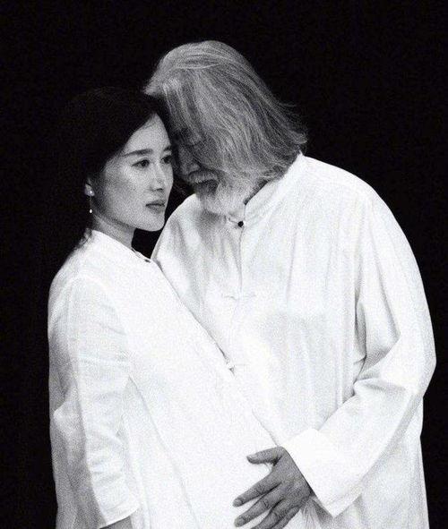 张纪中搂网红,娱乐圈新动态揭秘